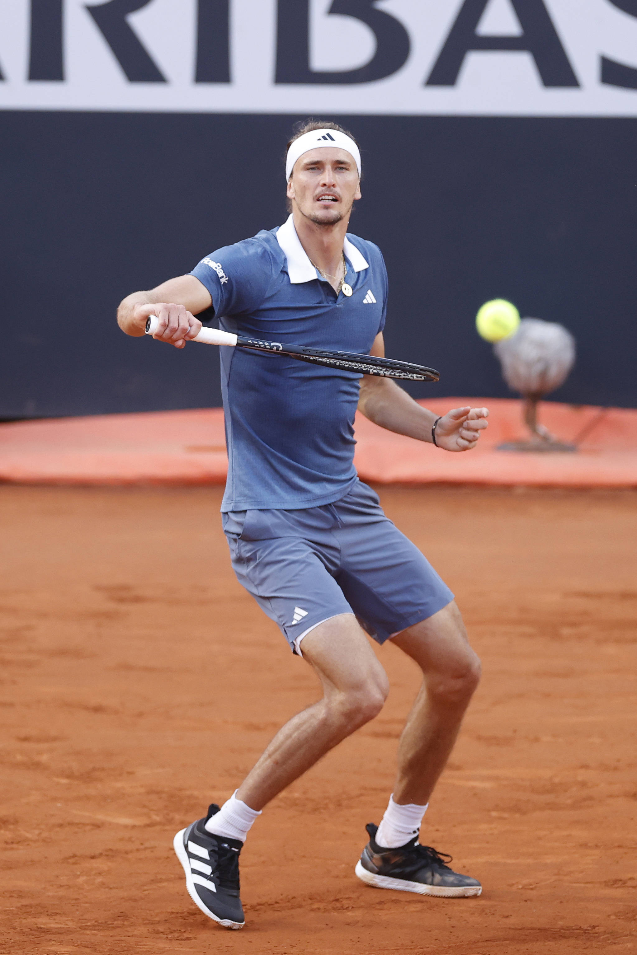 包含意大利网球队鏖战西班牙网球队，兹维列夫统治全场的词条