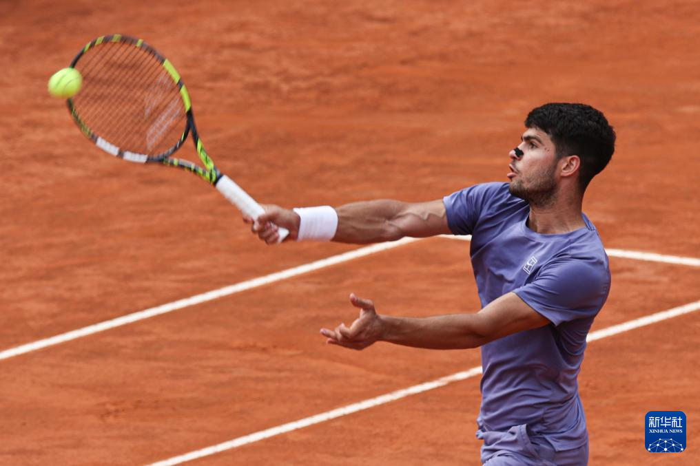 包含西班牙网球队血洗日本网球队，阿尔卡拉斯爆发神勇的词条