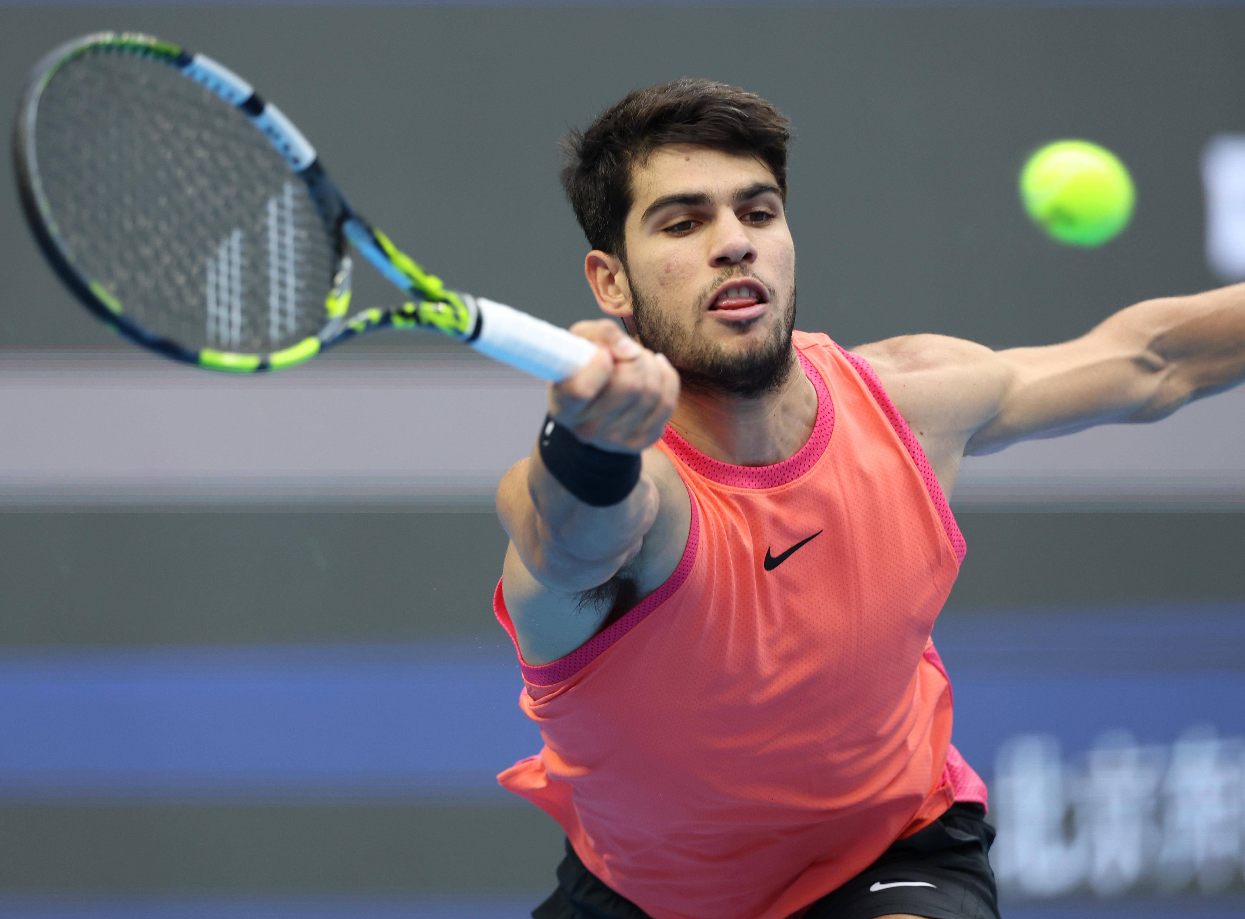 包含西班牙网球队血洗日本网球队，阿尔卡拉斯爆发神勇的词条