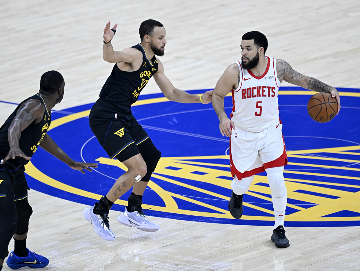 包含美国男篮横扫掘金，布克关键制胜的词条