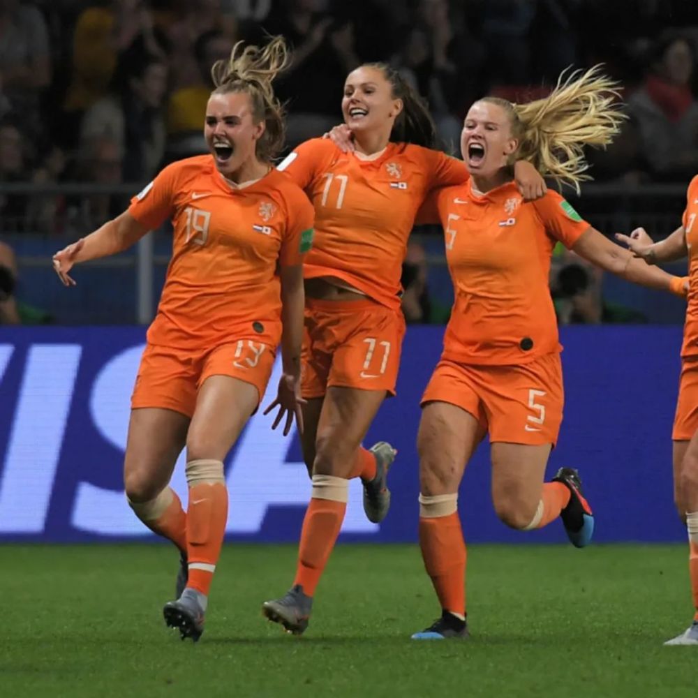 关于罗马尼亚队惨败，小组出线希望渺茫的信息