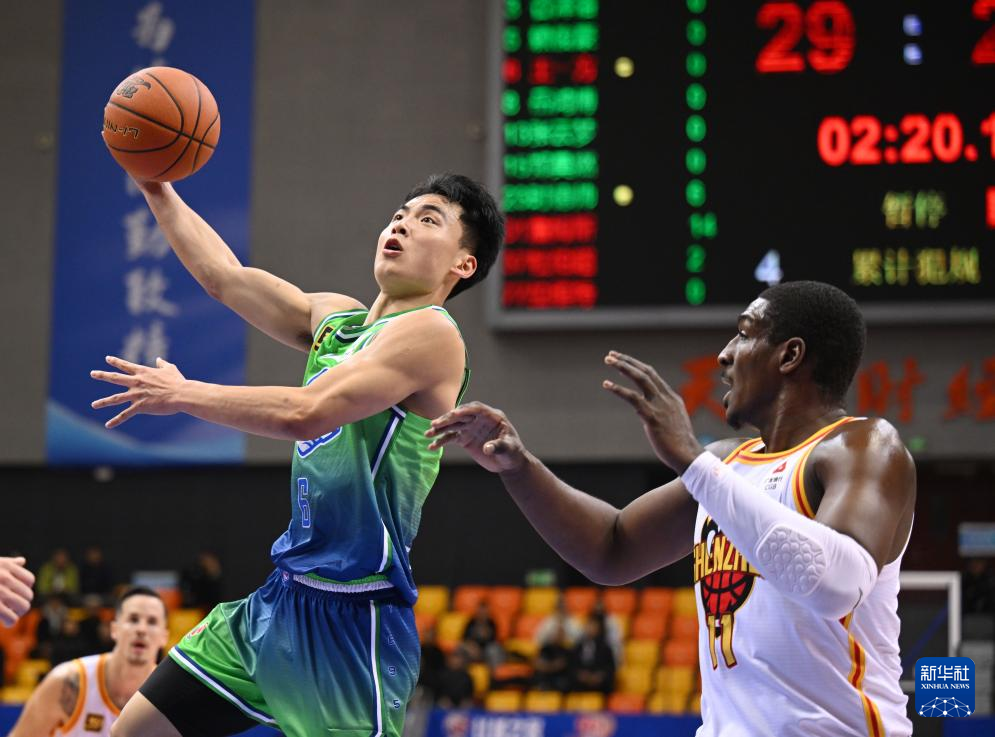 关于篮球比赛中球队全力拼搏，终获巨大突破的信息