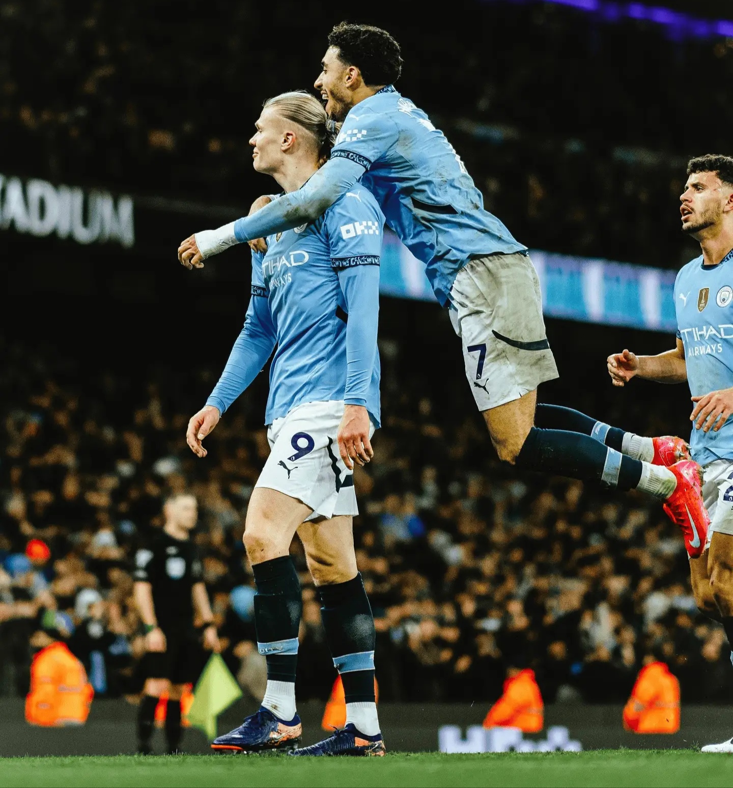 曼城双杀对手，强势晋级淘汰赛的简单介绍