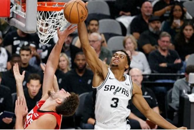 包含内线强力碾压，助球队卫冕成功的词条