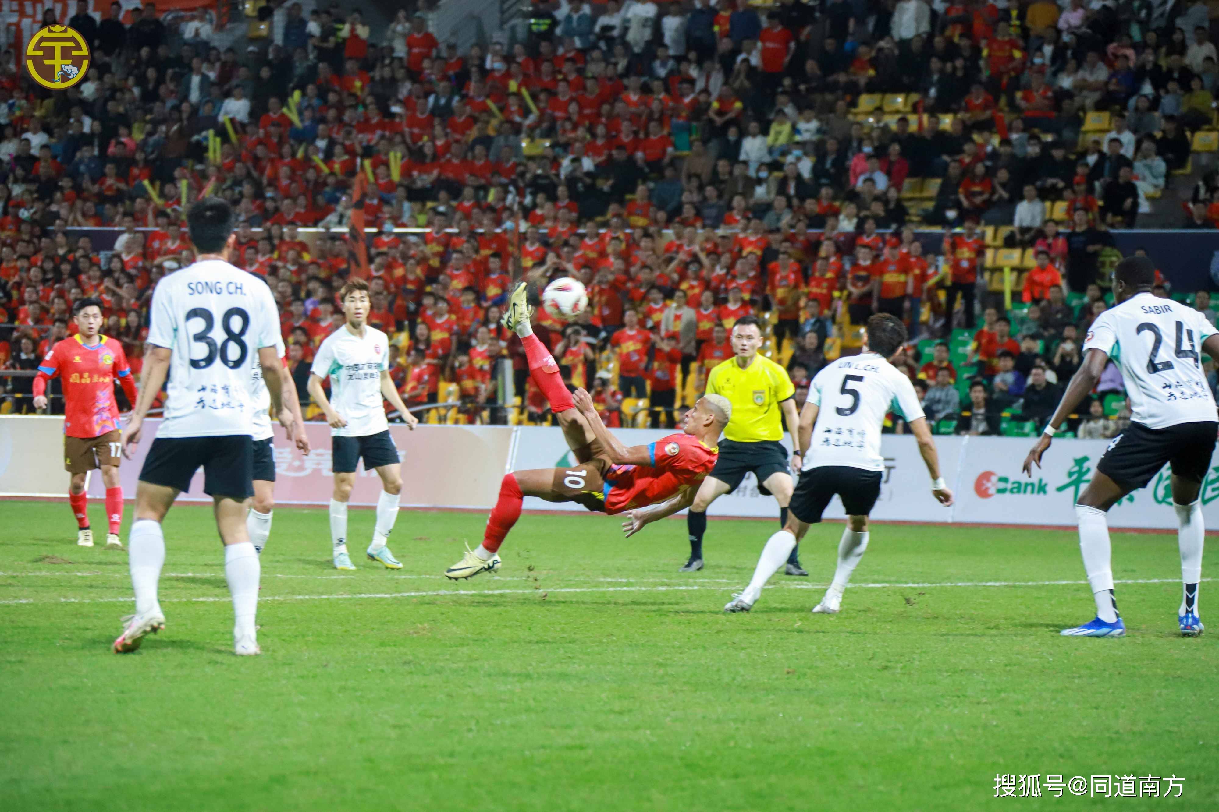 关于精彩足球赛事汇聚，观众热情高涨的信息