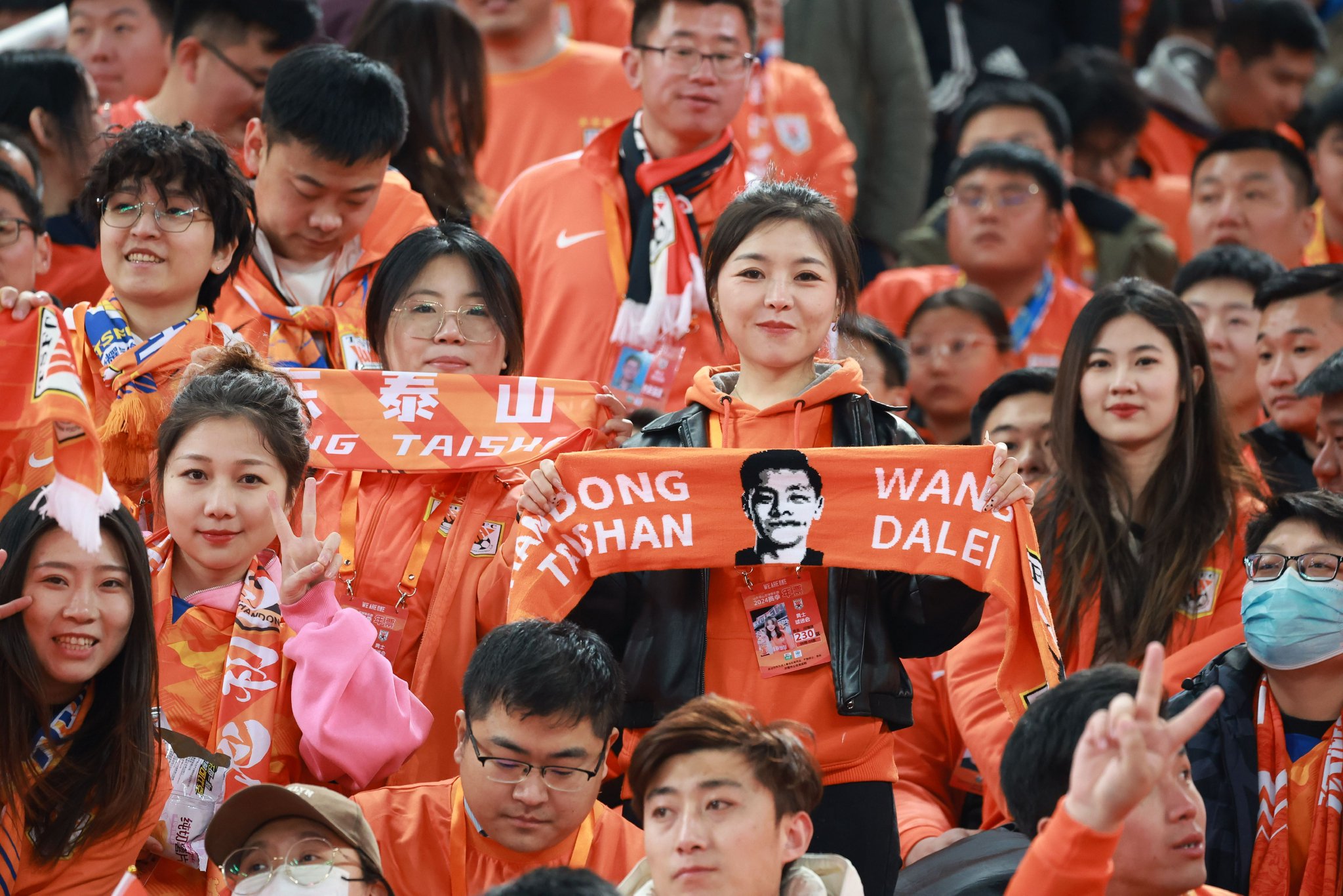 关于精彩足球赛事汇聚，观众热情高涨的信息