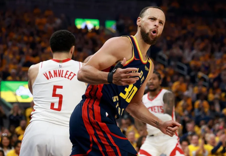 雷霆完胜新疆队，库里状态火热的简单介绍