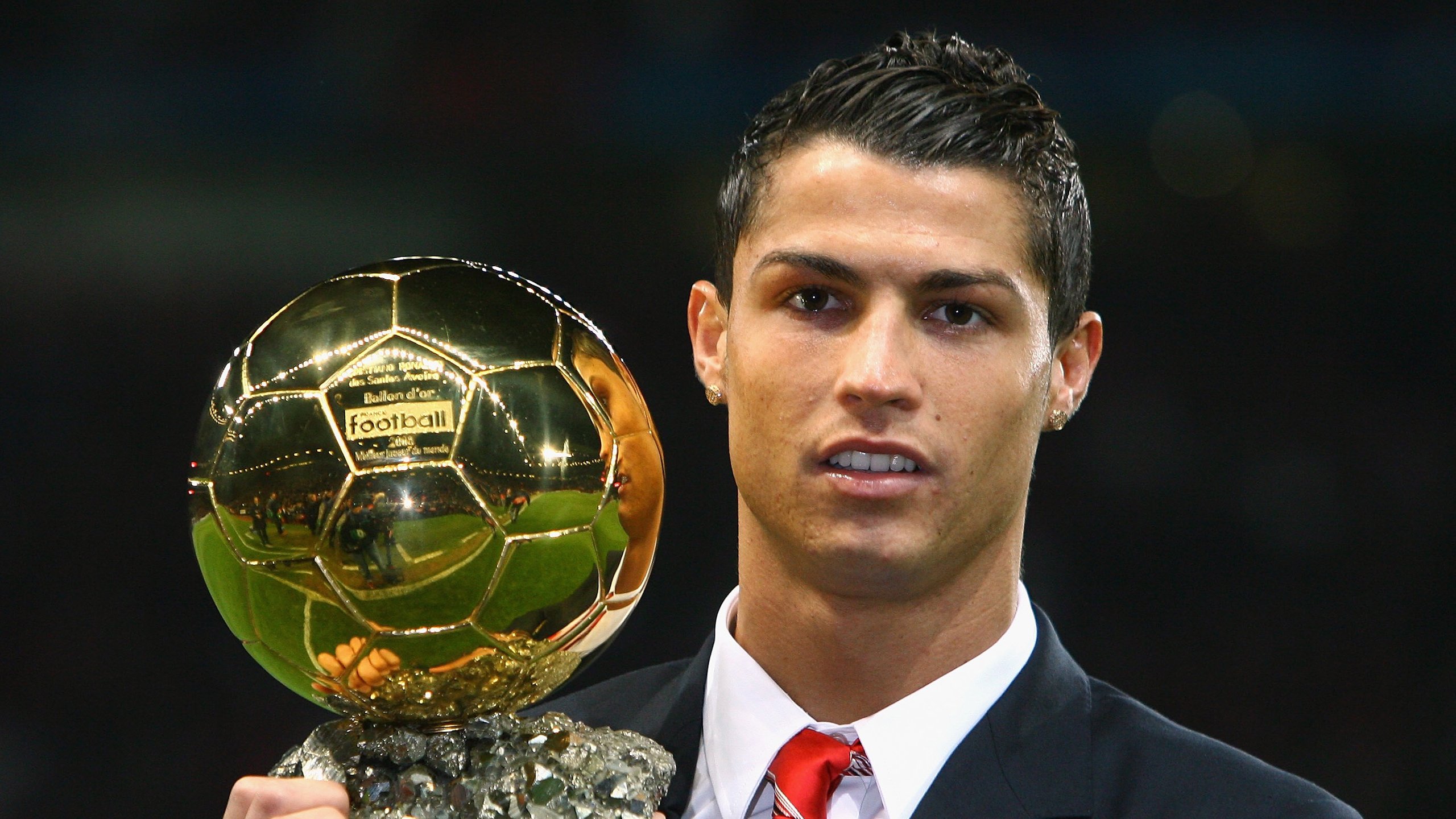 从几内亚的绝境逆袭到阿克的冠军接管，足球世界里的唯一性启示